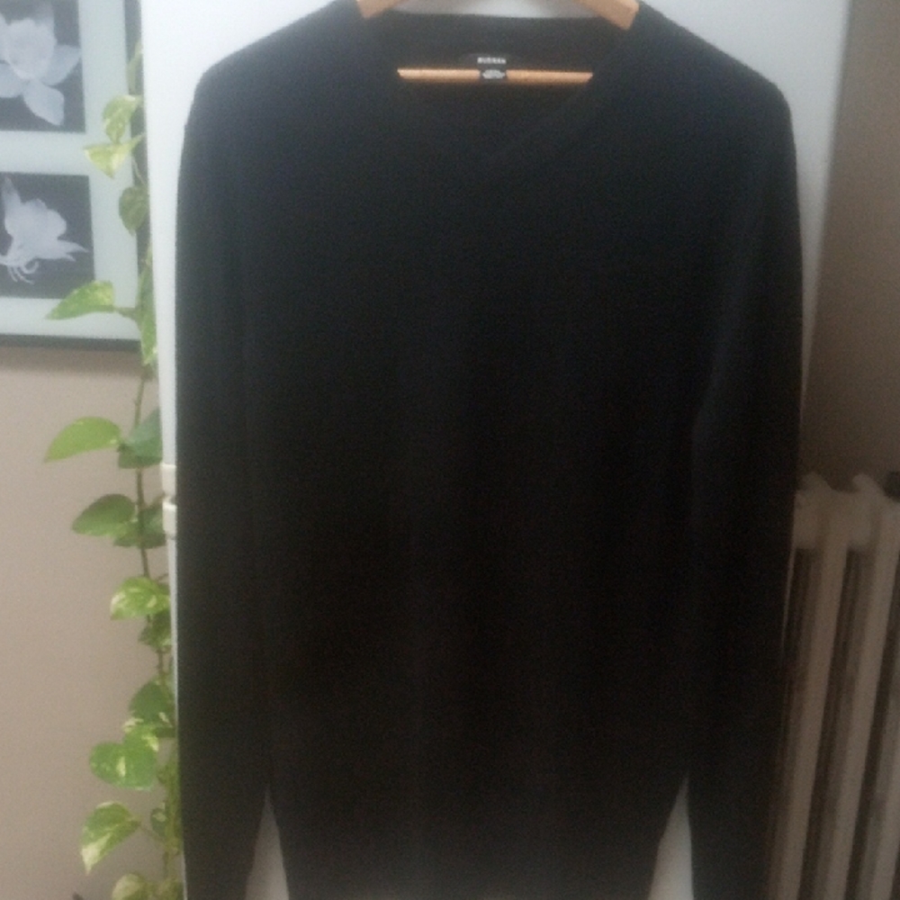 RUDSAK Men's Elegant Merino Wool V-Neck Black Sweater